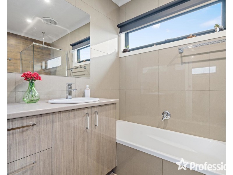 2 Longfellow Avenue, Mooroolbark VIC 3138