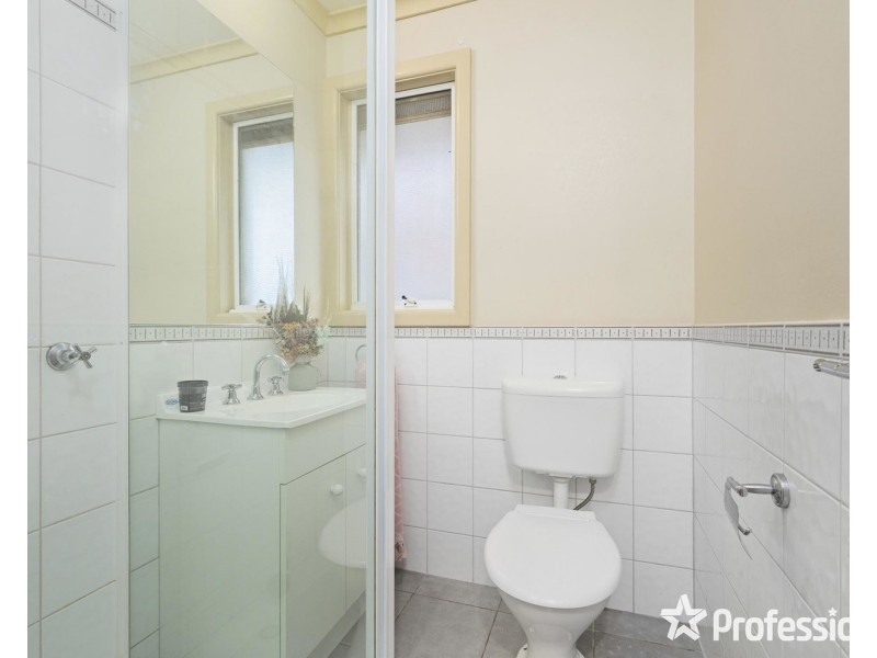 1/18 Broughton Avenue, Croydon VIC 3136