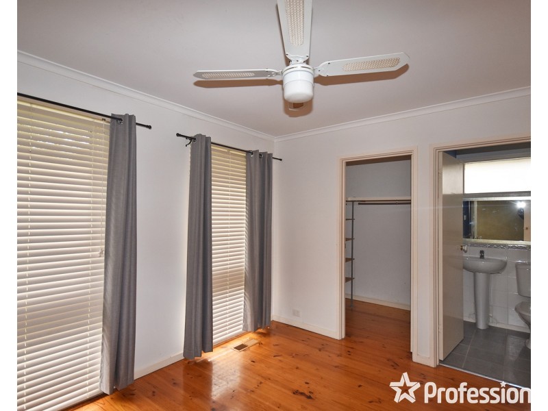 20 Larnook Crescent, Mooroolbark VIC 3138