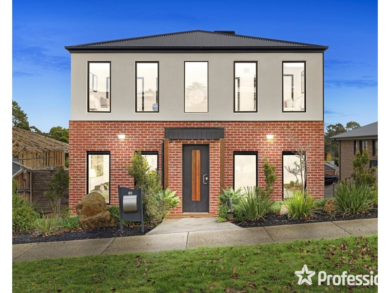 13 Tiverton Circuit, Mooroolbark VIC 3138