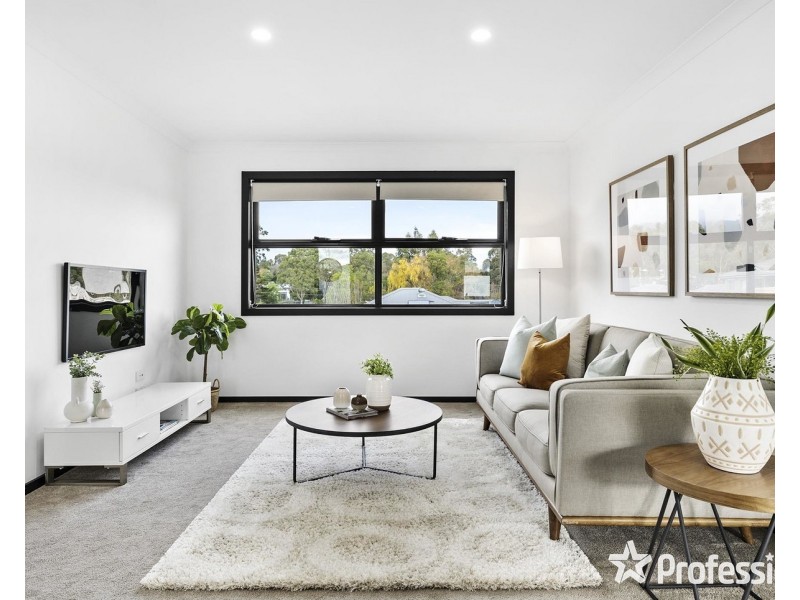 13 Tiverton Circuit, Mooroolbark VIC 3138