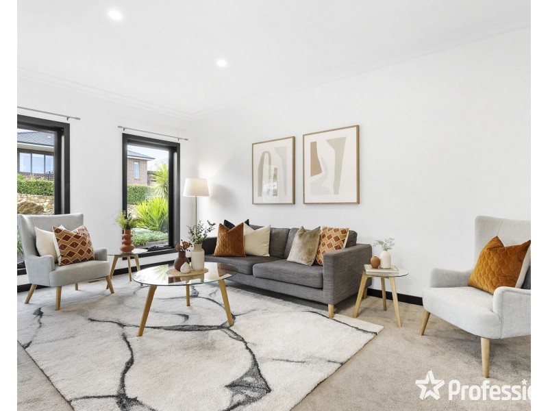 13 Tiverton Circuit, Mooroolbark VIC 3138