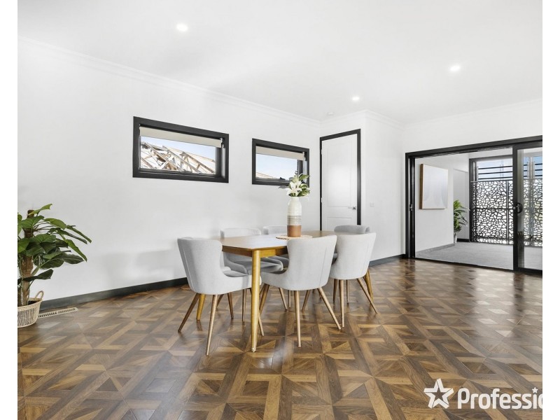 13 Tiverton Circuit, Mooroolbark VIC 3138