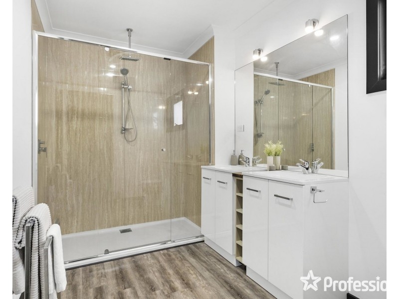 13 Tiverton Circuit, Mooroolbark VIC 3138