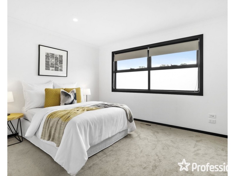 13 Tiverton Circuit, Mooroolbark VIC 3138