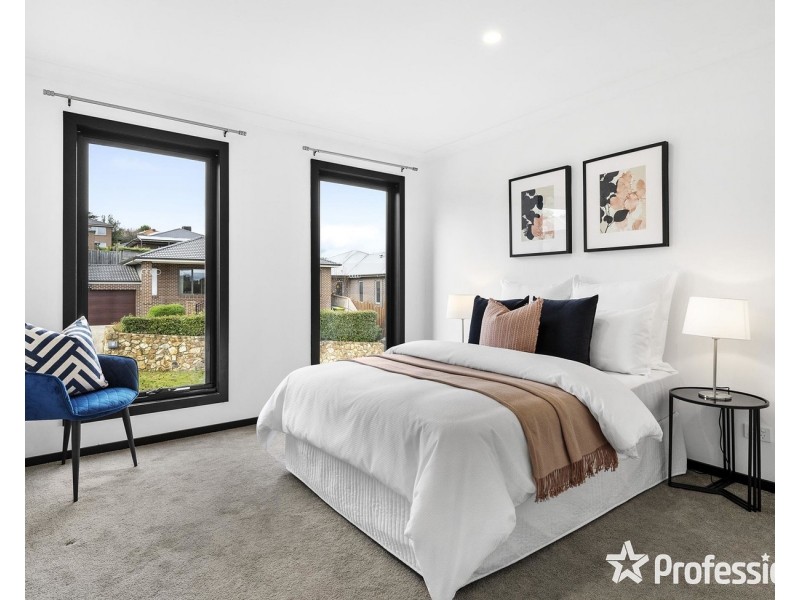 13 Tiverton Circuit, Mooroolbark VIC 3138