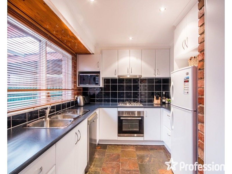 17 Barina Avenue, Mooroolbark VIC 3138