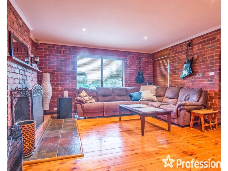 17 Barina Avenue, Mooroolbark VIC 3138