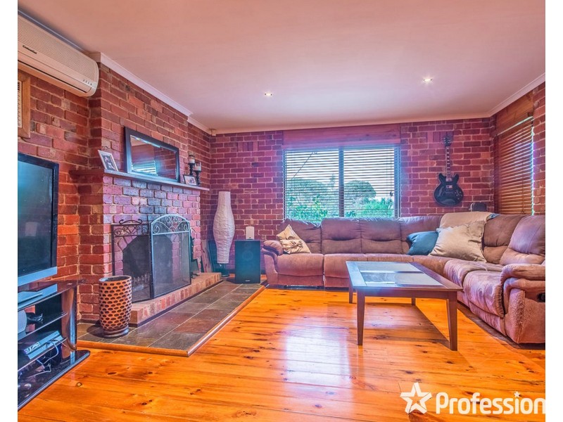 17 Barina Avenue, Mooroolbark VIC 3138