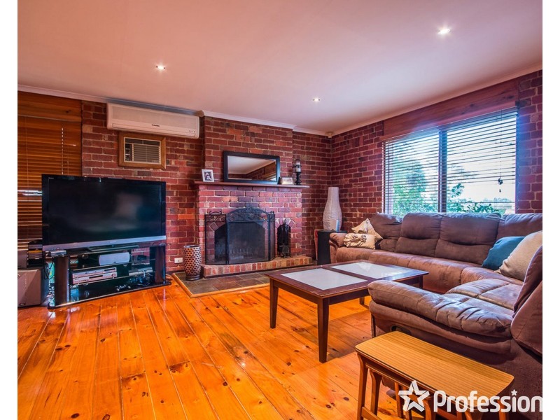 17 Barina Avenue, Mooroolbark VIC 3138