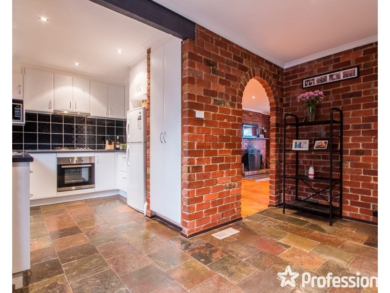 17 Barina Avenue, Mooroolbark VIC 3138