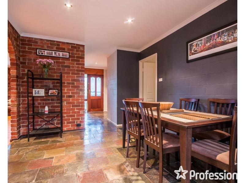17 Barina Avenue, Mooroolbark VIC 3138