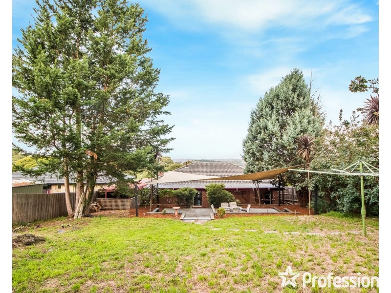 17 Barina Avenue, Mooroolbark VIC 3138