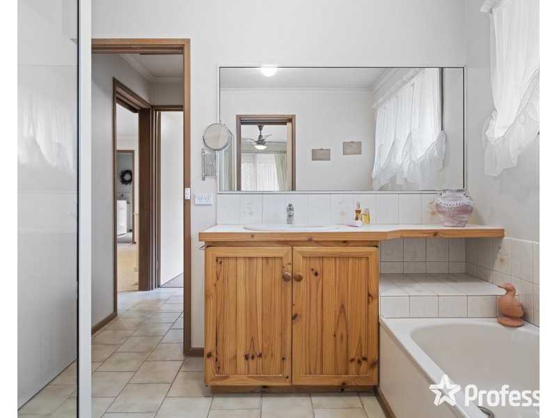 5 Krystal Court, Mooroolbark VIC 3138