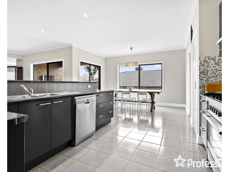 48 Tudor Drive, Mooroolbark VIC 3138
