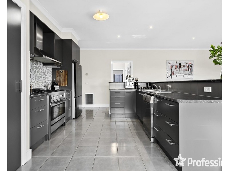 48 Tudor Drive, Mooroolbark VIC 3138