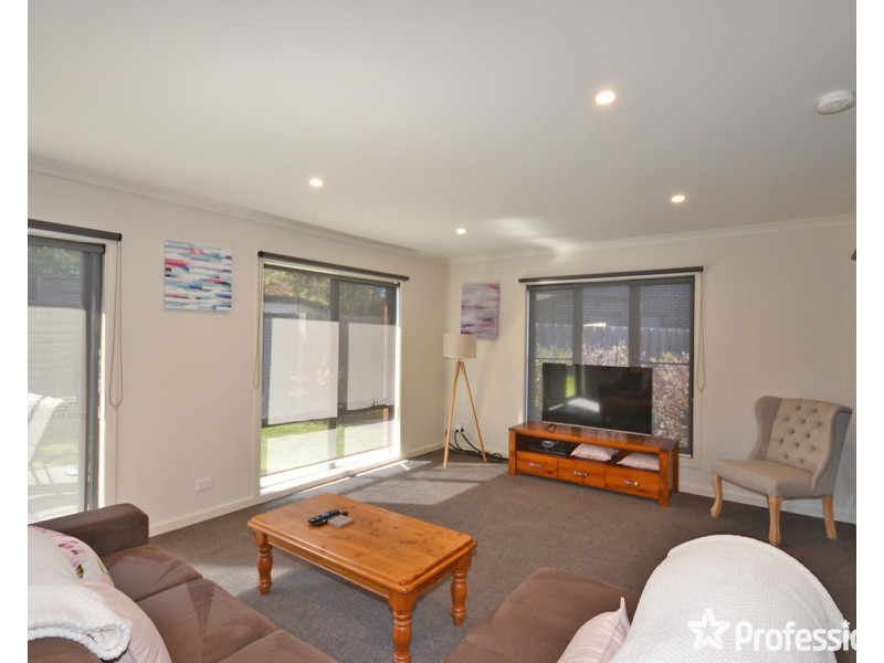 4/4 Shield Court, Kilsyth VIC 3137