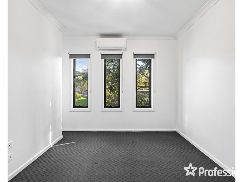5 Nicky Close, Mooroolbark VIC 3138