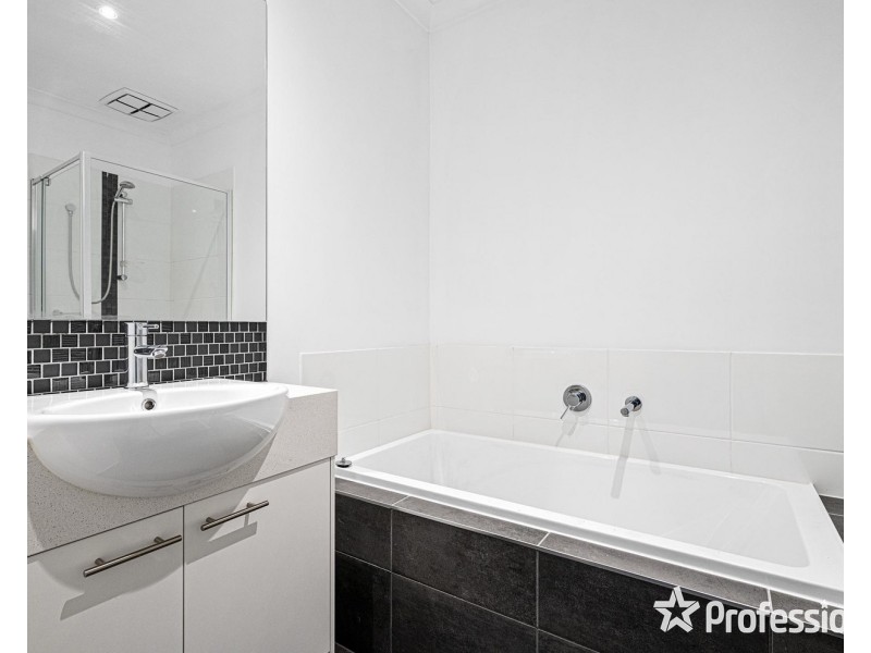 5 Nicky Close, Mooroolbark VIC 3138