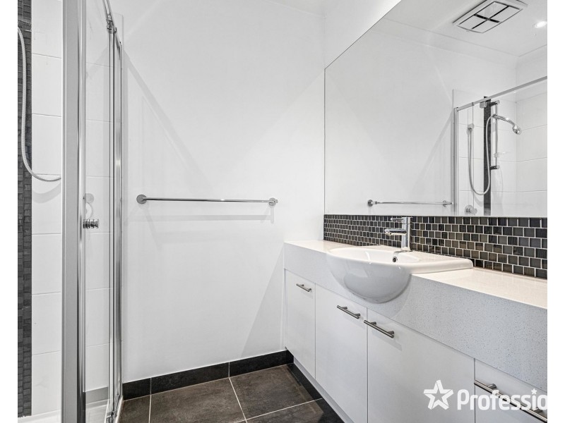 5 Nicky Close, Mooroolbark VIC 3138