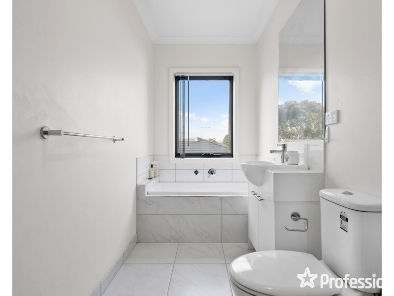 7 Nicky Close, Mooroolbark VIC 3138