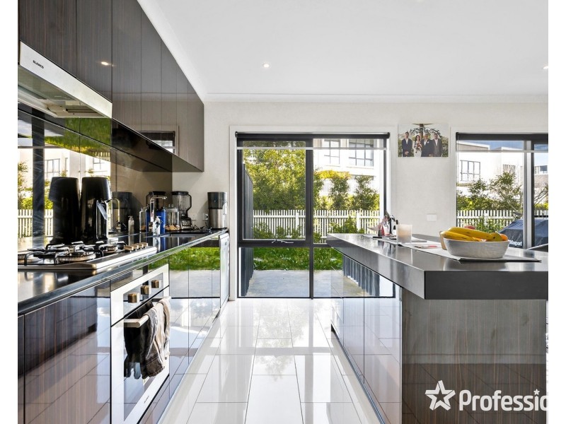 18 Belsay Chase, Chirnside Park VIC 3116
