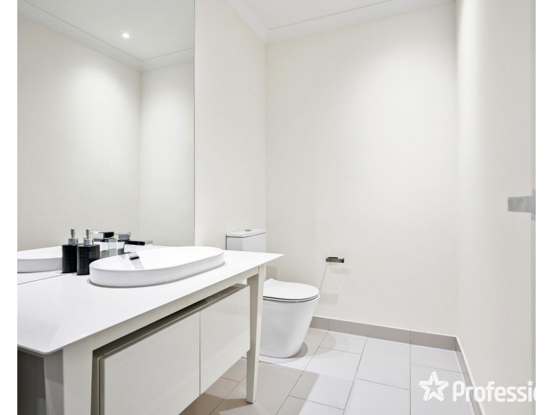 18 Belsay Chase, Chirnside Park VIC 3116