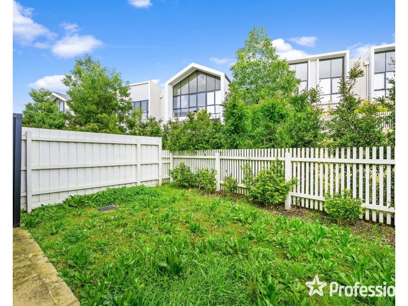 18 Belsay Chase, Chirnside Park VIC 3116