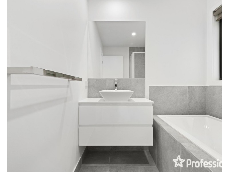 2/131 Lomond Avenue, Kilsyth VIC 3137