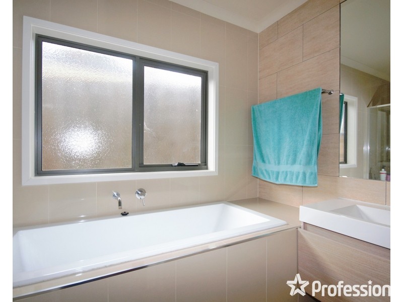 2/6 Bridges Avenue, Mooroolbark VIC 3138