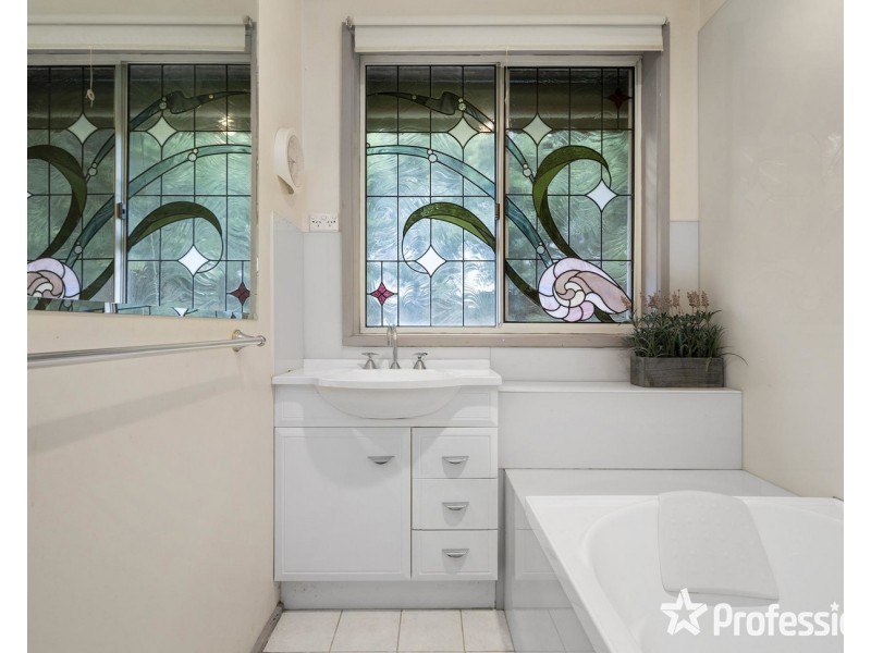 15 Tatiara Avenue, Croydon North VIC 3136