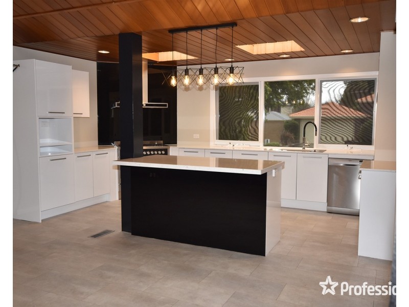 11 Chinook Crescent, Mooroolbark VIC 3138