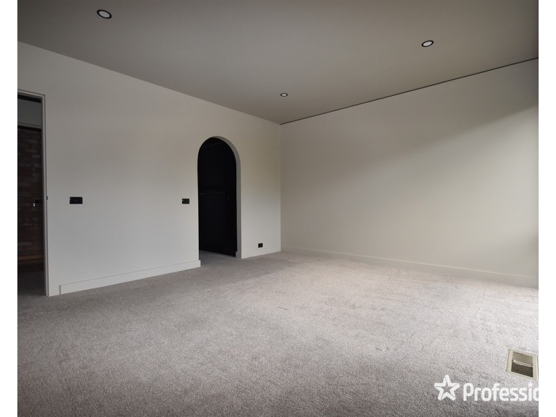 11 Chinook Crescent, Mooroolbark VIC 3138