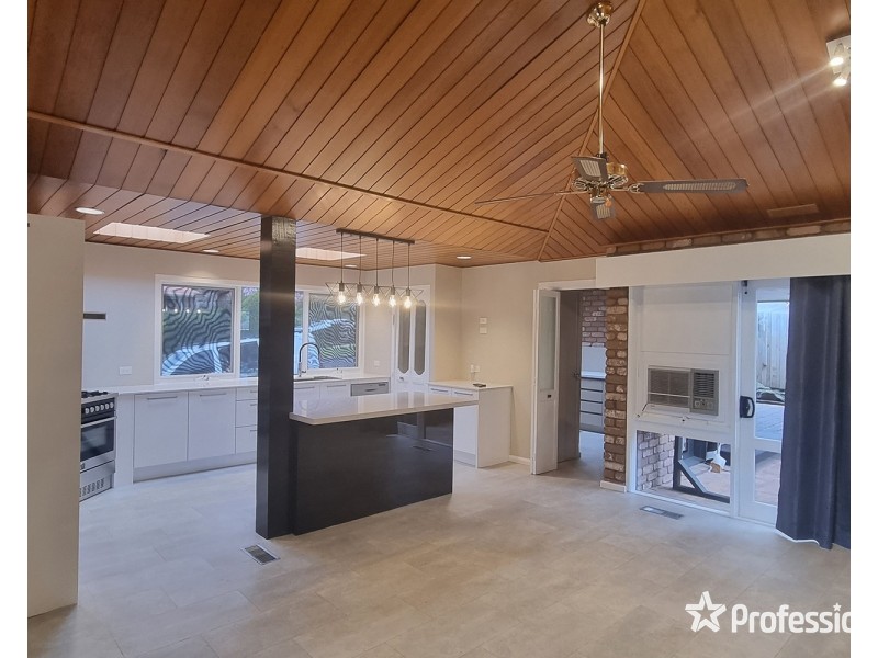 11 Chinook Crescent, Mooroolbark VIC 3138