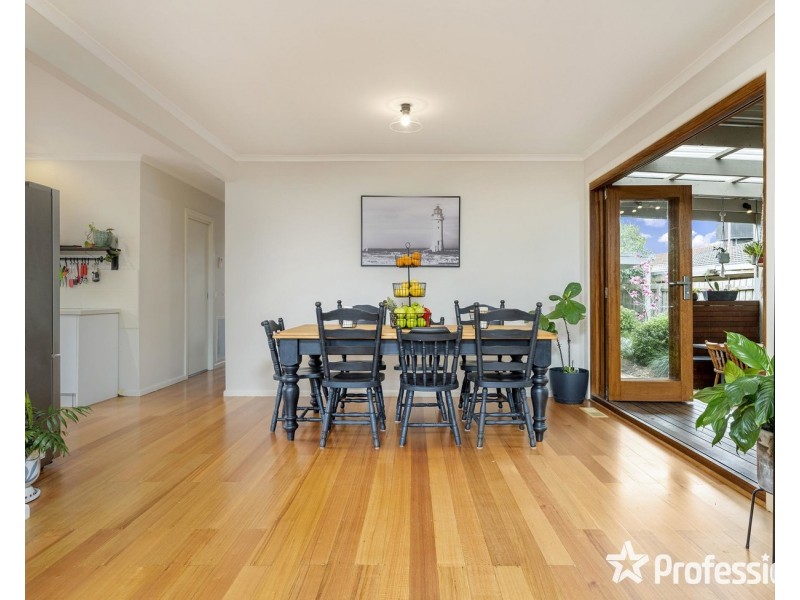 14 Highpoint Avenue, Mooroolbark VIC 3138