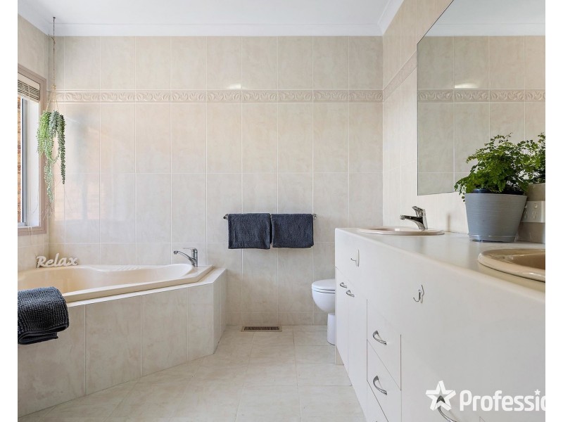 17 Neryl Court, Mooroolbark VIC 3138