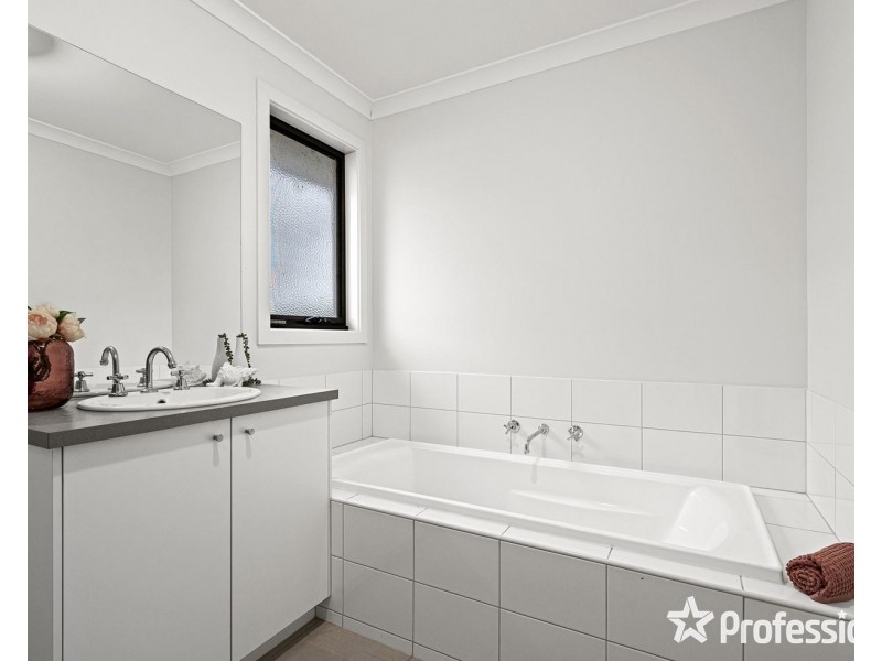 25 Spriggs Drive, Croydon VIC 3136