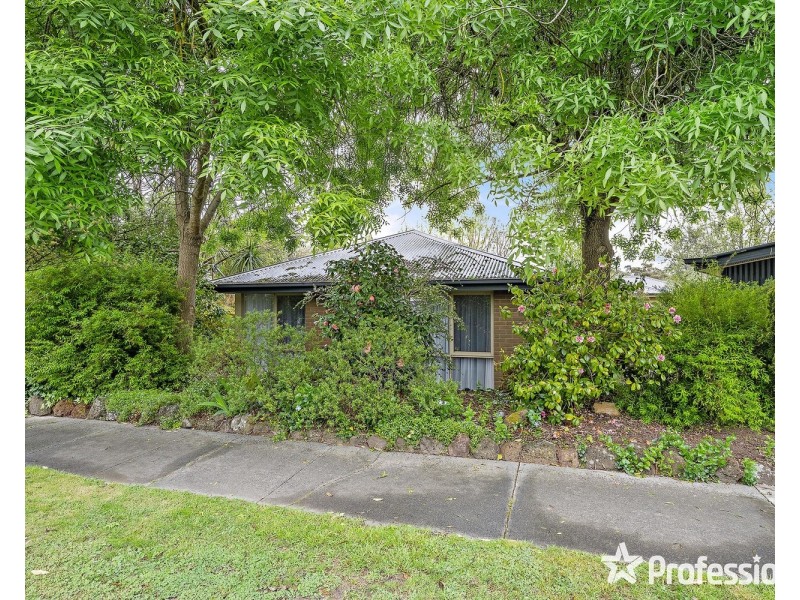 2 Highland Crescent, Mooroolbark VIC 3138