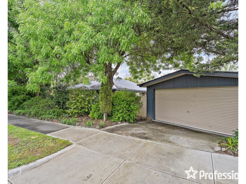 2 Highland Crescent, Mooroolbark VIC 3138