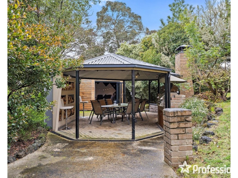 2 Highland Crescent, Mooroolbark VIC 3138