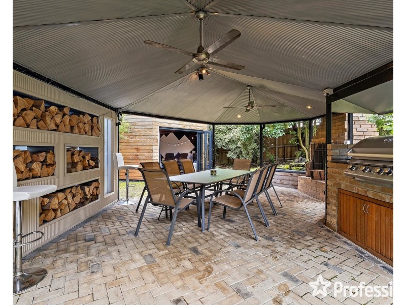 2 Highland Crescent, Mooroolbark VIC 3138