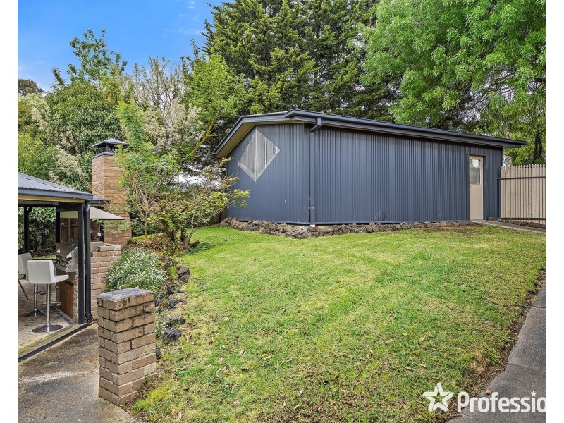 2 Highland Crescent, Mooroolbark VIC 3138
