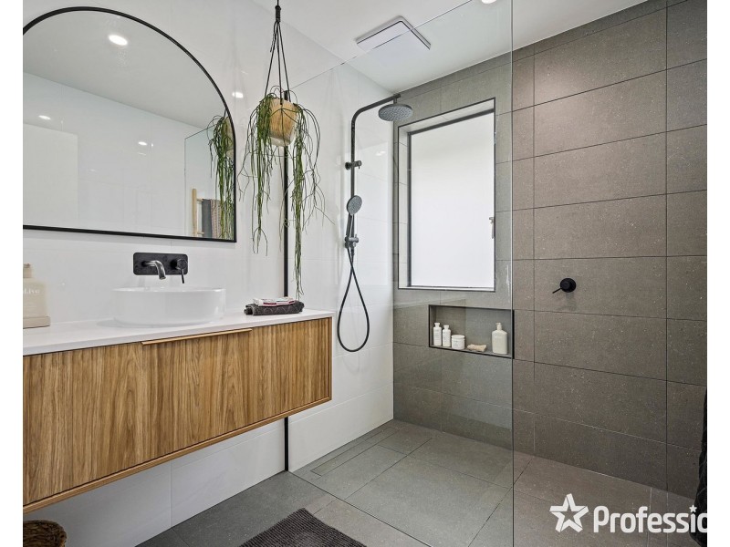 10 Meadowlark Lane, Mooroolbark VIC 3138