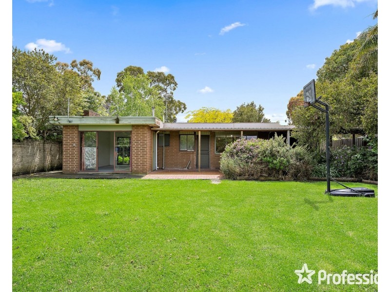 10 Highpoint Avenue, Mooroolbark VIC 3138
