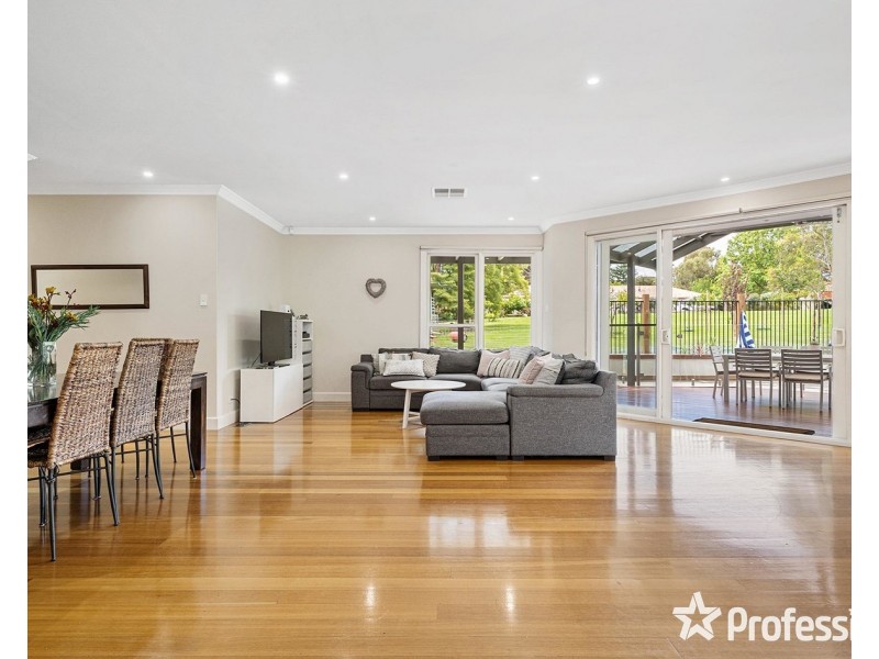 8 Belfast Road, Montrose VIC 3765