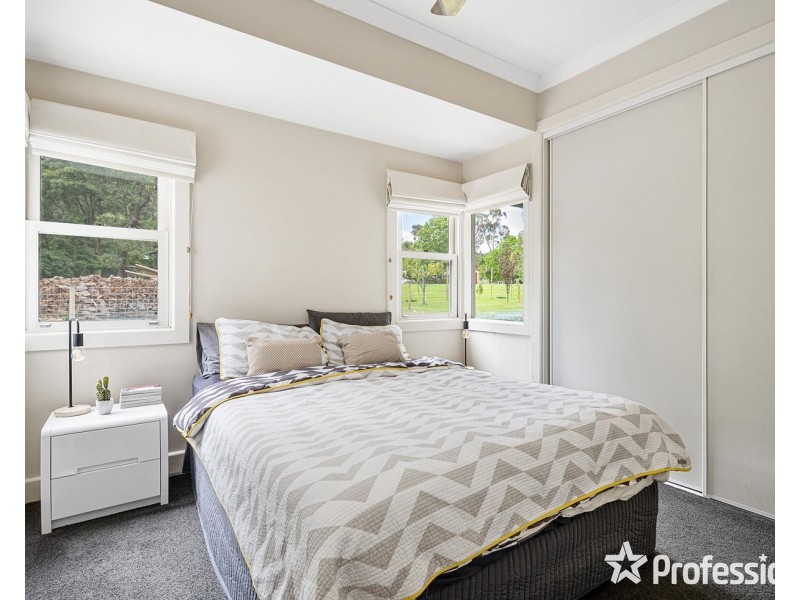 8 Belfast Road, Montrose VIC 3765