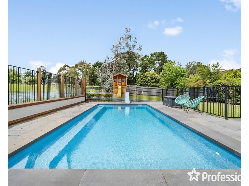 8 Belfast Road, Montrose VIC 3765