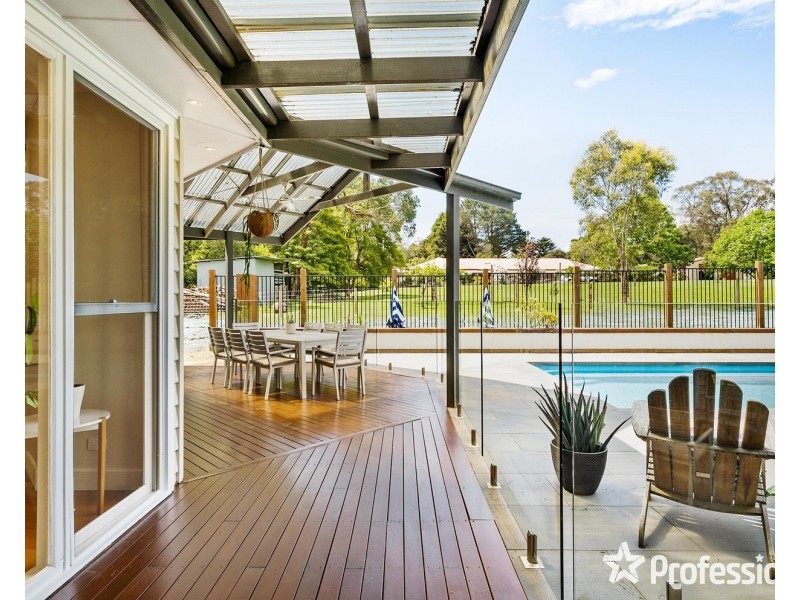 8 Belfast Road, Montrose VIC 3765