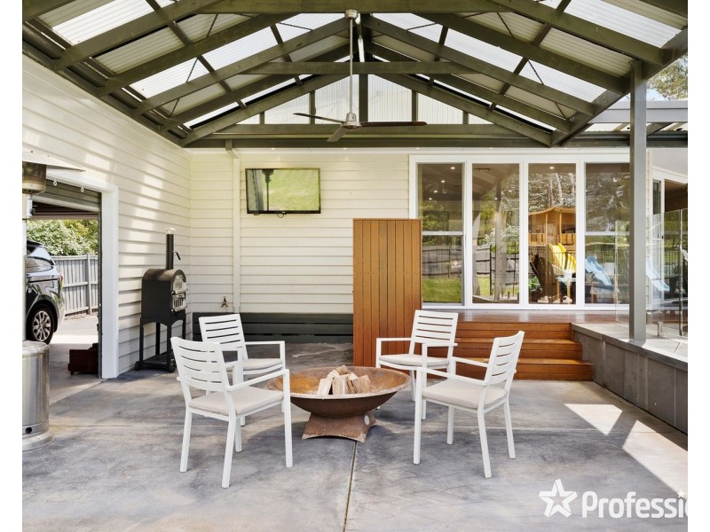 8 Belfast Road, Montrose VIC 3765