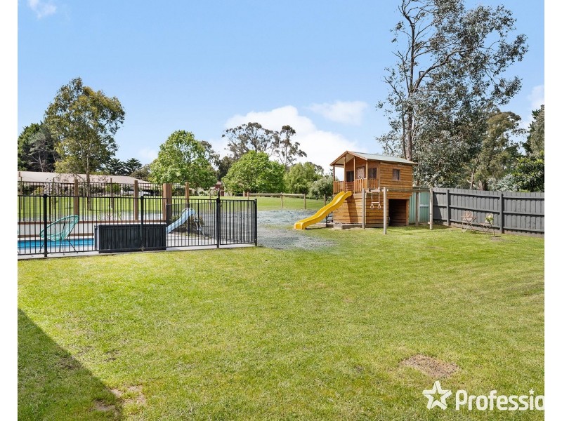 8 Belfast Road, Montrose VIC 3765